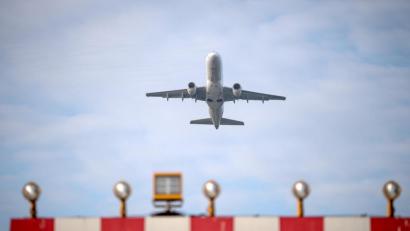 Bild: Sina Schuldt/dpa
Ein Flugzeug startet vom Flughafen Hannover. Die wohl ungewöhnlichste Urlaubssaison seit Jahrzehnten ist eröffnet.