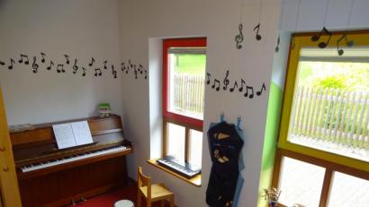 Bild: hl
Die Kleinen des Waldecker Kindergartens haben jetzt eine eigene Musikecke. Zusätzliche Instrumente zum Klavier hat die LeA-Gruppe gespendet.