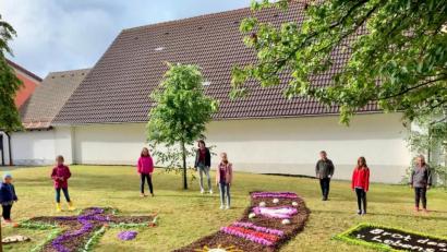 Bild: gz
Unterstützung beim Legen der Blumenteppiche bekamen die Erwachsenen auch von Kindern und Jugendlichen.