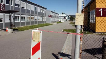 Bild: R. Kreuzer
Am Eingang der Asylbewerberunterkunft im früheren Camp Pitman sind Corona-Warnhinweise in mehreren Sprachen angebracht. Nach und nach werden die Bewohner aller Gebäude auf die Viruserkrankung getestet.