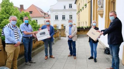Bild: Susanne Schwab, Stadt Amberg/exb
Freude über die neuen Rechner bei (von links): Kultur- und Schulreferent Fabian Kern, dem Leiter des Schul- und Sportamts Bernhard Scheidig, Aydin Ayten (Amberger Bunt), Michael Geiss (Amberg hilft Menschen), Tanja Dandorfer (Amberger Bunt) und Oberbürgermeister Michael Cerny.