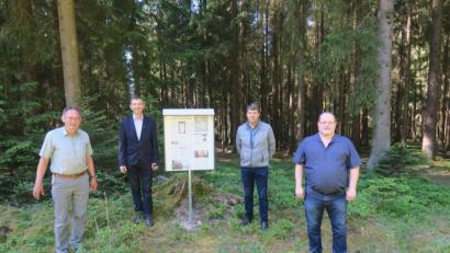Bild: Sonja Scharl
(von links): Heimatpfleger Josef Schmaußer, der Ursensollener Bürgermeister Albert Geitner, Gemeinderat Manfred Schmidt und Militärhistoriker Helmut Birner, der die wesentlichen Inhalte der Info-Tafel beigesteuert hat.