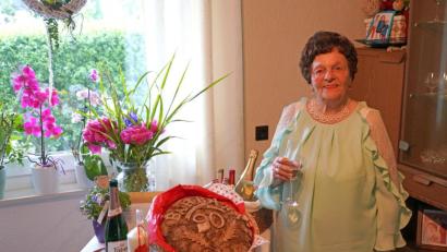 Bild: fvo
Mit einem Glas Sekt stoßt Barbara Kres auf ihren 90. Geburtstag an.