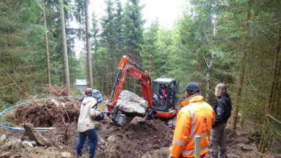 Bild: exb
Arbeit in schwierigem Gelände: Mit Bagger und Muskelkraft wird die Trasse für die Wasserleitung hinauf zum Kösseinehaus angelegt.