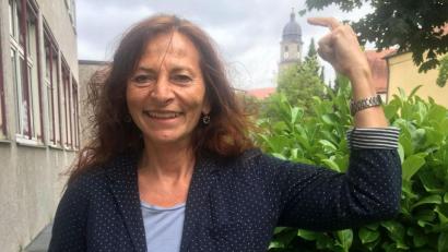 Bild: san
Ihr Finger berührt fast die Turmspitze der Basilika St. Martin – als Stadtführerin fühlt sich Hannelore Zapf (65) auch Ambergs Stadtgeschichte sehr verbunden.