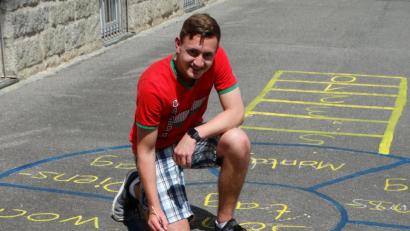 Bild: Marien-Grundschule Tirschenreuth/exb
Matthias Gleißner bei einer seiner Aufgaben als "Bufdi": dem „Auffrischen“ der Pausenspiele im Schulhof der Marien-Grundschule.