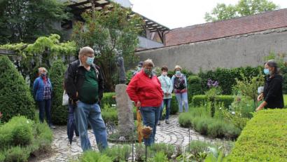 Bild: ads
Der obere Teil im Kräutergarten ist der heiligen Hildegard von Bingen und ihren Heilkräutern gewidmet. Tanja Götz kennt sich in der Hildegardmedizin aus.