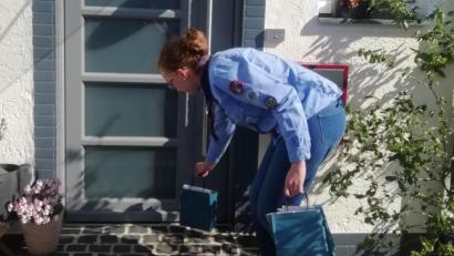 Bild: ads
Das Leitungsteam der PSG Amberg hatte sich eine Menge Mühe gegeben, um die Teilnehmerinnen am Zeltlager am Chiemsee auch am "Zeltlager zuhause" mit dem speziell dafür gepackten Packet zu begeiestern. Die Zeltlagerpäckchen wurden allen 86 Mädels persönlich geliefert