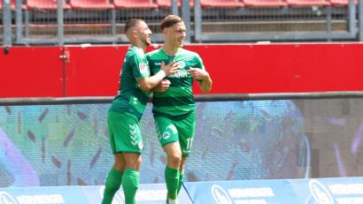 Bild: Alexander Hassenstein/dpa
David Raum (rechts), der aus Nürnberg stammt, feiert sein entscheidendes Tor für die Fürther gegen den Club.