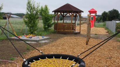 Bild: kro
Ein neuer, schmucker kleiner Kinderspielplatz ist im Baugebiet in Schwarzenbach entstanden.