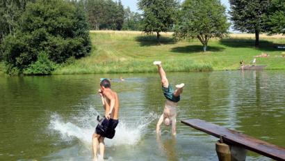 Bild: Ingrid Popp
Mit einem Kopfsprung ins frische Wasser: Baden im Störnsteiner Badeweiher ist ab sofort auf eigene Gefahr.