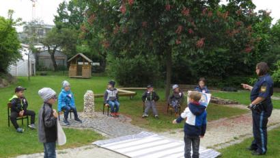 Bild: exb
Polizeihauptmeisterin Diana Lenz stattete den Mädchen und Buben im städtischen Kinderhaus "Die kleinen Hankerler" einen Besuch ab. Dabei lernten sie unter anderem, wie man richtig einen Zebrastreifen überquert.