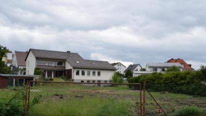 Bild: bnr
Auf diesem freien Platz im Bachweg soll ein Mehrfamilienhaus gebaut werden. Hinsichtlich der Erschließung besteht jedoch noch Klärungsbedarf.