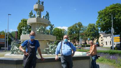 Bild: abi
Wolfgang Jordan, Günther Wohlrab und Manfred Adler (von links) freuen sich über den blitzeblank geputzten Egerland-Brunnen.