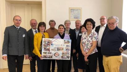 Archivbild: lg
Der Anfang der Jubiläumsfeierlichkeiten wurde im Herbst in Prag gemacht, als die Delegation des Ortenburg-Gymnasiums mit einer Collage an 30 Jahre Schulpartnerschaft erinnerte.