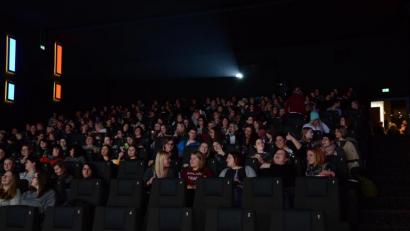 Bild: Petra Hartl
Dicht an dicht vor der großen Leinwand: Durch das Coronavirus rückt ein "normaler" Kinoabend in weite Ferne. Immerhin eine Wiedereröffnung des Amberger CIneplex ist in Sicht.
