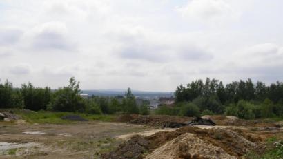 Bild: pz
Um die Änderung des Bebauungsplans "Gelände ehemalige Klinkerfabrik mit Hart-Areal" und des Flächennutzungsplans der Stadt Waldsassen ging es im Stadtrat. Neu ist, dass auf dem Gelände (Bild) entlang der Konnersreuther Straße stadteinwärts keine Bebauung mehr vorgesehen ist.