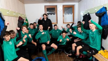 Bild: Mellerud/exb
Die Spieler dürfen jubeln: Der 1. FC Rieden gewinnt die "Schimmelfrei Challenge.