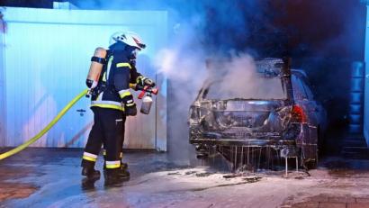 Bild: jma
Das brennende Fahrzeug stand zwischen Garage und Wohnhaus. Die Feuerwehr verhinderte jedoch ein Übergreifen der Flammen auf die Gebäude.