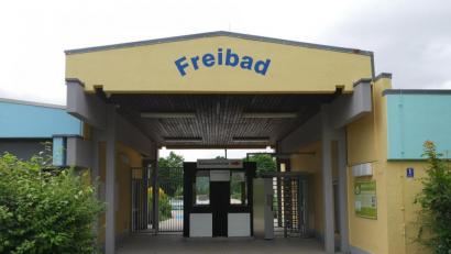 Bild: lnz
Die Tore des Mitterteicher Freibads bleiben in diesem Jahr geschlossen.