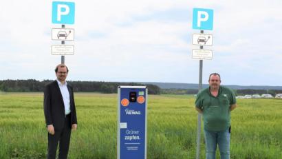 Bild: Bernhard Krebs/exb
Marius Aach (links) und Peter Donhauser informierten über die neue E-Ladesäule mit zwei Anschlüssen.