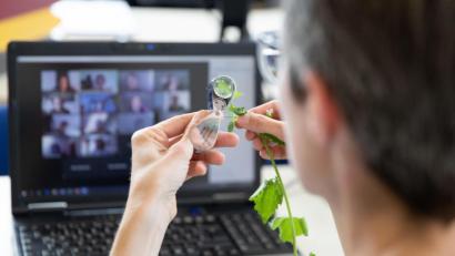 Bild: Friso Gentsch/dpa
Nahezu problemlos – wie auf diesem Symbolbild von einer anderen Uni – läuft das „digitale“ Semester an der OTH Amberg-Weiden. Für das kommende Herbstsemester plant die Hochschule eine Mischung aus Präsenz- und Digitalunterricht.