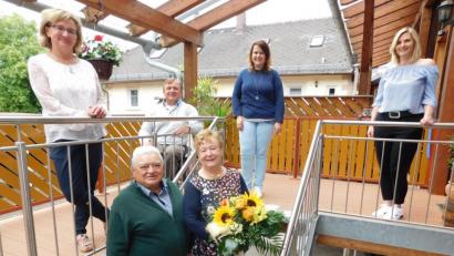 Bild: hai
Zum 70. Geburtstag von Helga Vogel (mit Blumen) gratulierten Ehemann Günther (vorne links) sowie ihre Kinder Tanja und Markus (hinten von links). Ihrem Gründungsmitglied überbrachten auch Verena Micklisch-Stahl und Vorsitzende Melanie Herrmann von der Frauen-Union Glückwünsche.