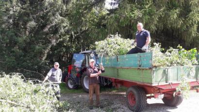 Bild: soj
Hans Enders, Hubert Becher und Stefan Kausler (von links) bei der Arbeit.