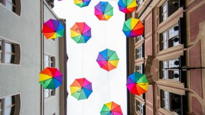 Bild: Nicolas Armer
Mit bunten Regenschirmen wollen Gastronomen und Friseure in der Austraße in Bamberg ein Zeichen in der Corona-Krise setzen, auch um wieder mehr Besucher in die Altstadt zu locken.