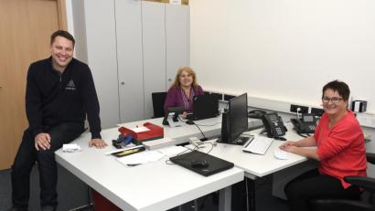 Bild: Petra Hartl
Martin Schafbauer mit zwei Damen, die gemeinsam mit anderen Mitarbeitern der Stadtverwaltung das Bürgertelefon der Stadt Amberg betreuten: Emma Adamczyk von der Tourist-Info und Helga Powalla vom Schul- und Sportamt.