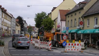 Bild: pz
Die Auswechslung der defekten Wasserleitungsschieber in der Innenstadt war auch ein Thema im Stadtrat. Inzwischen sind die Arbeiter des Stadtbauhofs mit ihren Maschinen in die Prinz-Ludwig-Straße (Bild) umgezogen.
