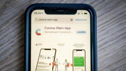 Bild: Kay Nietfeld/dpa
Die offizielle Corona-Warn-App steht seit Dienstag zum Download im App-Store bereit.