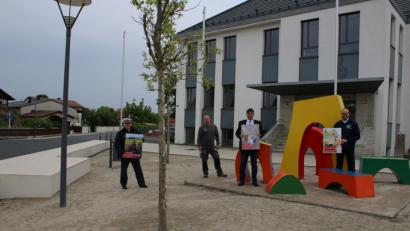 Bild: sne
Kreisverkehrswachts-Geschäftsführer Tobias Wirth, Bauhofmitarbeiter Alex Waschkewitsch, Bürgermeister Edgar Knobloch und Landrat Andreas Meier (von links) stellen die neuen Schilder vor.