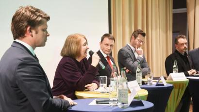 Bild: Gabi Schönberger
Bei unserer Podiumsdiskussion der Weidener OB-Kandidaten spielten sich Sonja Schuhmacher (Grüne) und Ali Daniel Zant (Linke, rechts) noch teilweise die Bälle zu. Dann wurden sie zu Fraktionskollegen – und zu Gegnern.