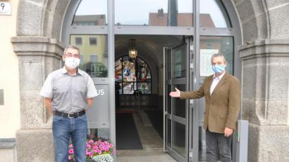 Bild: dob
An zwei Tagen pro Woche sollen nun die Amtsgeschäfte ab nächster Woche im Rathaus wieder ohne Voranmeldung möglich sein. Die Hygienevorschriften müssen aber penibel eingehalten werden, ansonsten droht eine Rücknahme. Bürgermeister Andreas Wutzlhofer (rechts) und Stadtkämmerer Rainer Dötsch (links) halten schon mal die Tür auf.