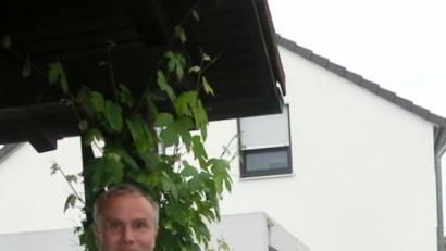 Bild: exb
Leiter Michael Roth würdigt die Treue von Kathi Sack zum Kirchenchor und überreicht der Sängerin den Apostolischen Segen des Papstes.