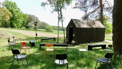 Bild: Wilhelm Koch
Drinnen können nur zwölf Gäste zuhören, vor der Asphaltkapelle, auf der Waldlichtung oberhalb von Etsdorf, ist mehr Platz. So oder so - es ist ein ganz besonderer Veranstaltungsort.