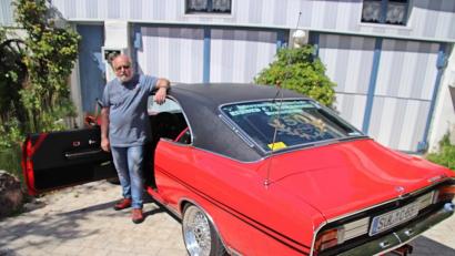 Bild: jma
Norbert Schiller und sein Opel Commodore A GS/E Coupe. Ein absolutes Unikat und Traum für Oldtimer-Fans.