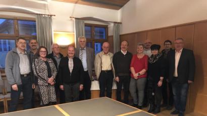 Bild: ads
Elfriede Auer vom BRK-Kreisverband Amberg-Sulzbach (Dritte von links) zeichnet in Schnaittenbach in Anwesenheit des ehemaligen Bürgermeisters Josef Reindl (rechts) langjährige Blutspender aus (von links): Gerald Dagner, Alois Götz, Bernhard Büller, Johann Birner, Robert Waldenmayer, Ludwig Dotzler, Robert Dorner, Claudia Wächter, Alfred Rubenbauer, Renate Pirzer und Manfred Dagner.