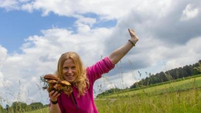 Bild: gm
Die Naturliebhaberin Gabriela Beer mit ihrem Fünfling von Hexenröhrling, auch zum Beispiel Schusterpilz oder Zigeuner genannt, im sichtlichen Schwammerlglück. Hinter ihr die weite Auer Flur, wo sie das Prachtstück fand, mehr wird nicht verraten.