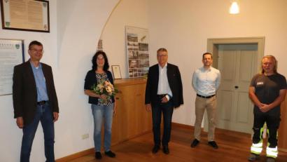 Bild: Stadt Tirschenreuth/exb
Gertrud Schmid-Betz feierte Dienstjubiläum bei den Stadtwerken Tirschenreuth. Im Bild: Stadtwerkeleiter Thomas Kraus, Gertrud Schmid-Betz, Bürgermeister Franz Stahl, Leiter der Hauptverwaltung Markus Bergauer und Personalrat Thomas Schüssler (von links).