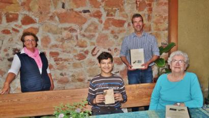 Bild: rha
Ein Tagebuch kehrt zurück: Drei Generationen der Familie Friedrich freuen sich über das gebundene Werk von Ludwig und Elisabeth Walter (von links): Elisabeth Hammer, David, Albert und Cäcilia Friedrich.