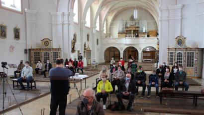 Bild: nis
Das Patrozinium in der Pfarrkirche St. Vitus konnten die Gläubigen auf den eigenen Stühlen und dem geforderten Hygieneabstand erleben.
