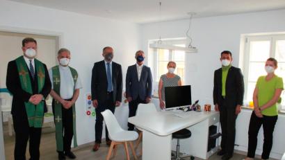 Bild: stg
Den kirchlichen Segen gab es für die Räumlichkeiten der neuen Kemnather Kinderärztin Dr. Barbara Pfleger (Dritte von rechts). Auch Bürgermeister Roman Schäffler (Dritter von links) und Amtsvorgänger Werner Nickl (Mitte) gratulierten.