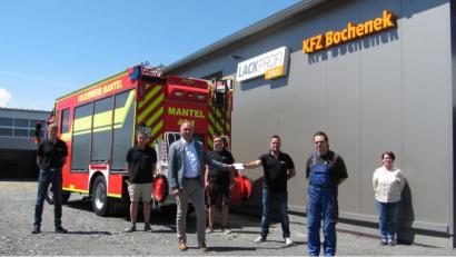 Bild: sei
Marius Bochanek (Zweite von rechts) überreicht 200 Euro an die Feuerwehr. Bürgermeister Richard Kammerer (Dritter von links) hatte 100 Euro Spendengeld dabei. Feuerwehrvorstand Matthias Ay (Dritter von rechts), sein Vorstandskollege und die beiden Kommandanten bedanken sich für die Zuwendung.