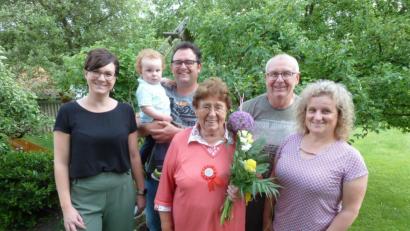Bild: bir
Nur ein kleines Treffen in engsten Familienkreis gab zu Anne Hechts 85. Geburtstag. Im Bild: Jubilarin Anne Hecht (Mitte) mit (von links) Enkelin Anja, dessen Mann Stefan und Urenkel Niklas, Sohn Edwin und dessen Lebensgefährtin Gerlinde.
