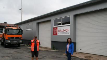 Bild: fpoz
Die Sanierung des Bauhofs ist fast abgeschlossen. Bauhofleiter Artur Dziumbla und Bürgermeisterin Margit Bayer sind mit den Arbeiten der örtlichen Handwerksbetriebe sehr zufrieden.