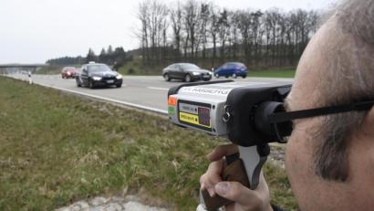 Bild: Petra Hartl
146 Stunden waren die Beamten der Sulzbach-Rosenberger Polizeiinspektion im Jahr 2019 mit der Laserpistole auf der Jagd nach Rasern.