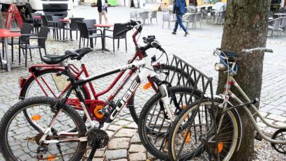 Bild: Gabi Schönberger
Sind herumliegende und wild abgestellte Räder in der Weidener Altstadt ein Problem? Ein Leser findet auch die Corona-Abstandsregelungen in Restaurants tragen zu diesem Bild bei.