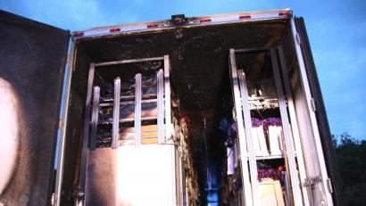 Bild: Alexander Auer
Auf der A3 bei Beratzhausen hat ein Sattelauflieger mit Blumen gebrannt.